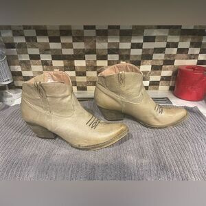 Very volatile Distressed Booties